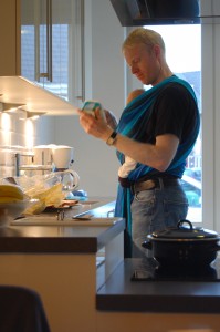 Papa met baby in draagdoek Hoppediz Dublin
